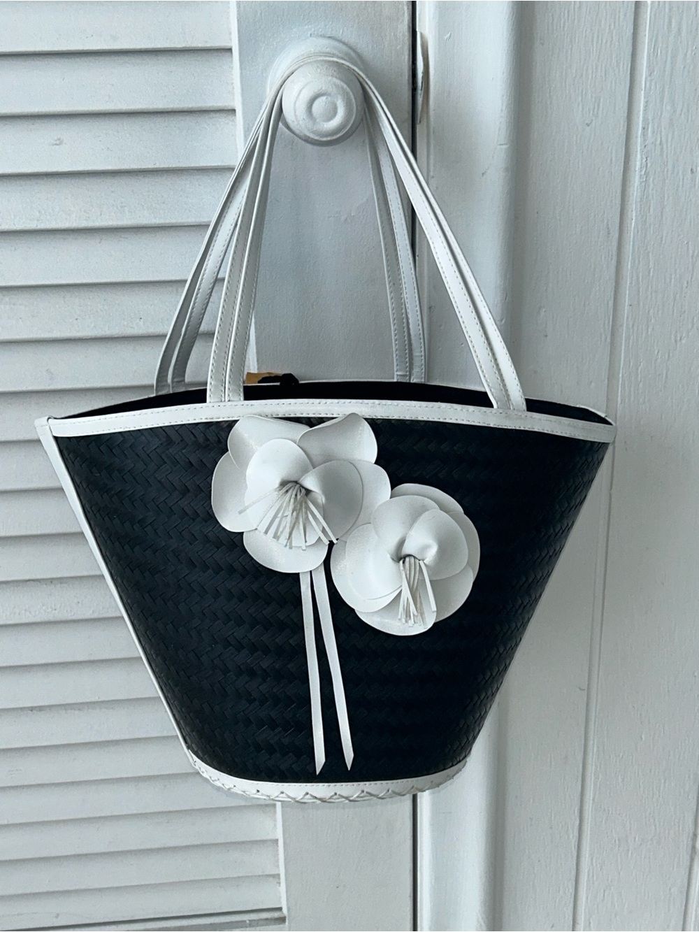 Black Straw Shoulder bag tote with leather white flowers. Like New!